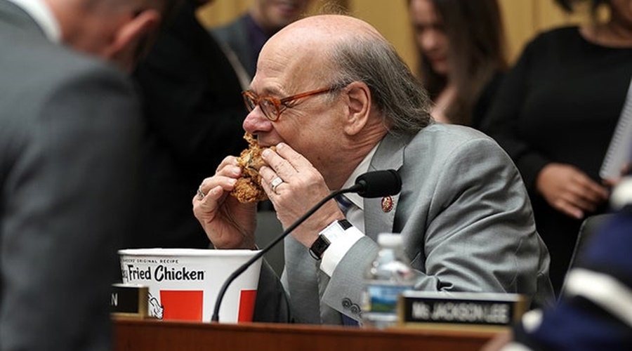 Rep Steve Cohen eating chicken
